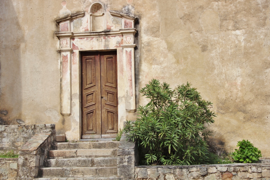 porte-eglise-montagne-ghisoni-corse