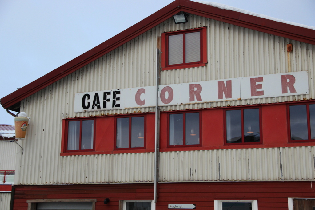 cafe-corner-honningsvag-mylittleroad
