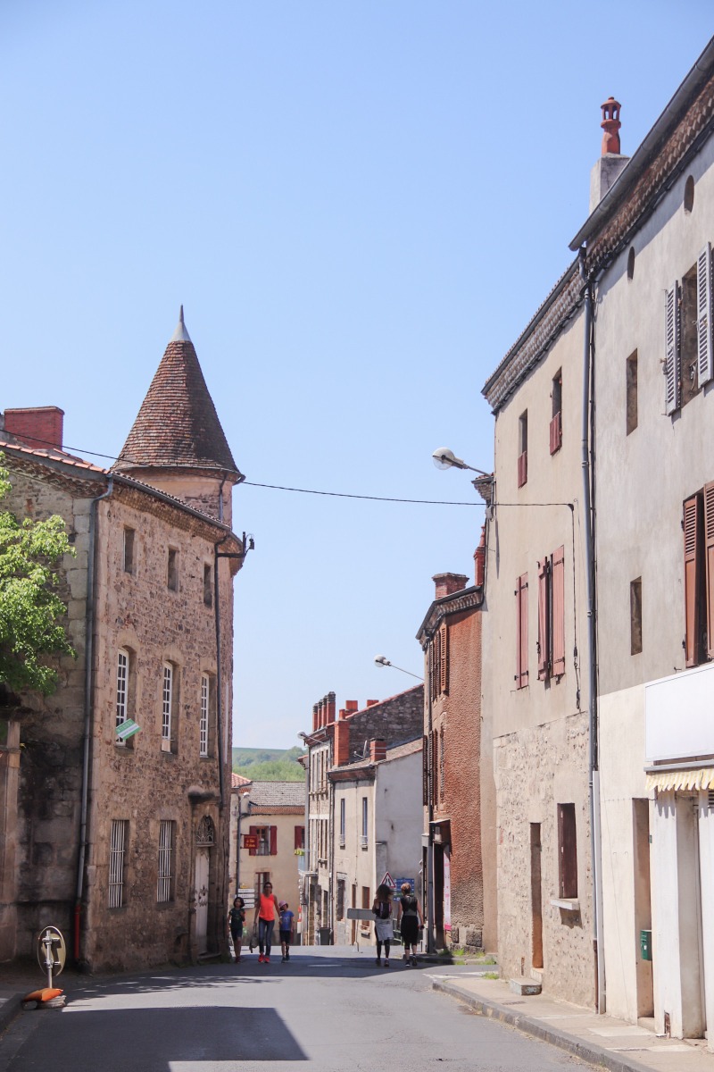 rue village Sauxillanges Auvergne