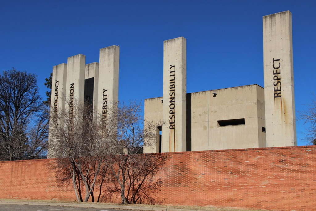 apartheid-museum-colonnes