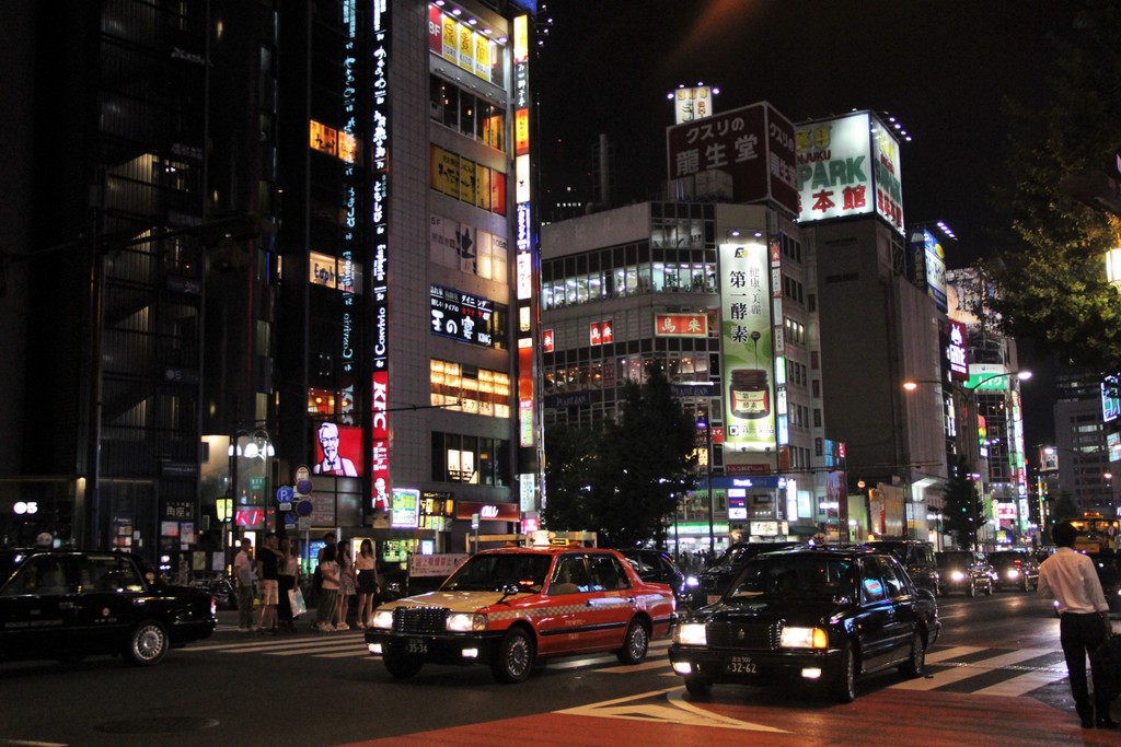 rue-voiture-night-tokyo