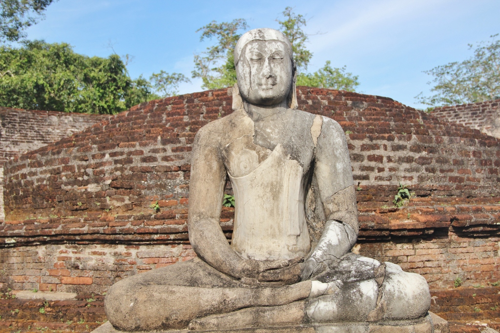 bouddha-pierre-blanche-polonnaruwa