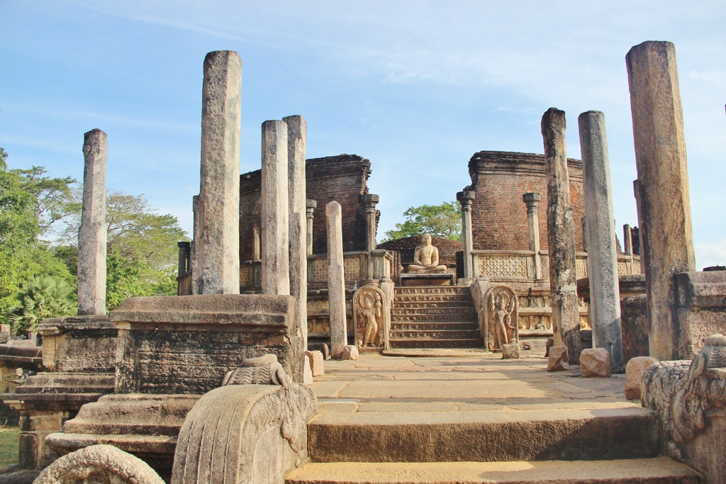 entree-temple-rond-escalier-polonnaruwa