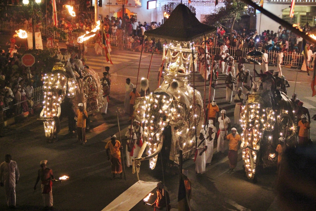 procession-nuit-esala-perahera-kandy