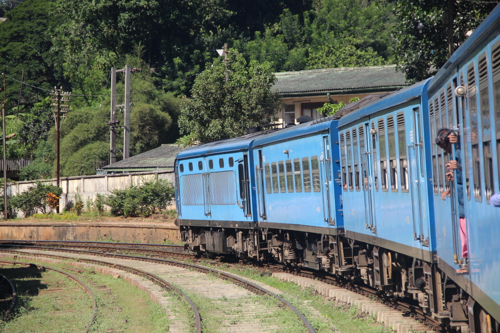 train-bleu-sri-lanka