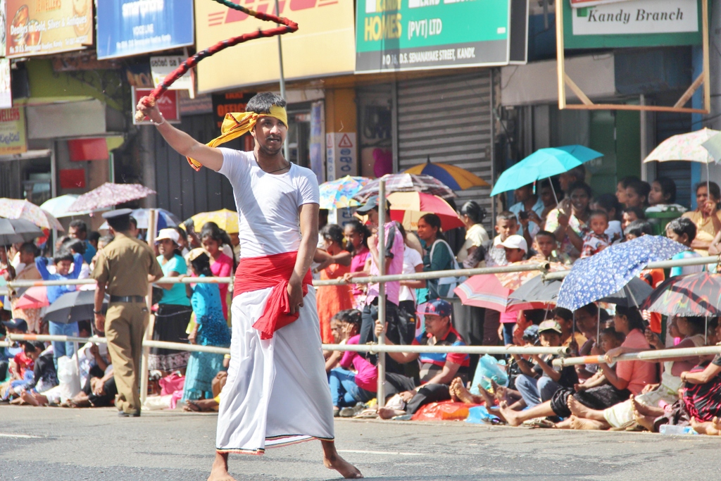 fouet-esala-perahera-kandy-sri-lanka