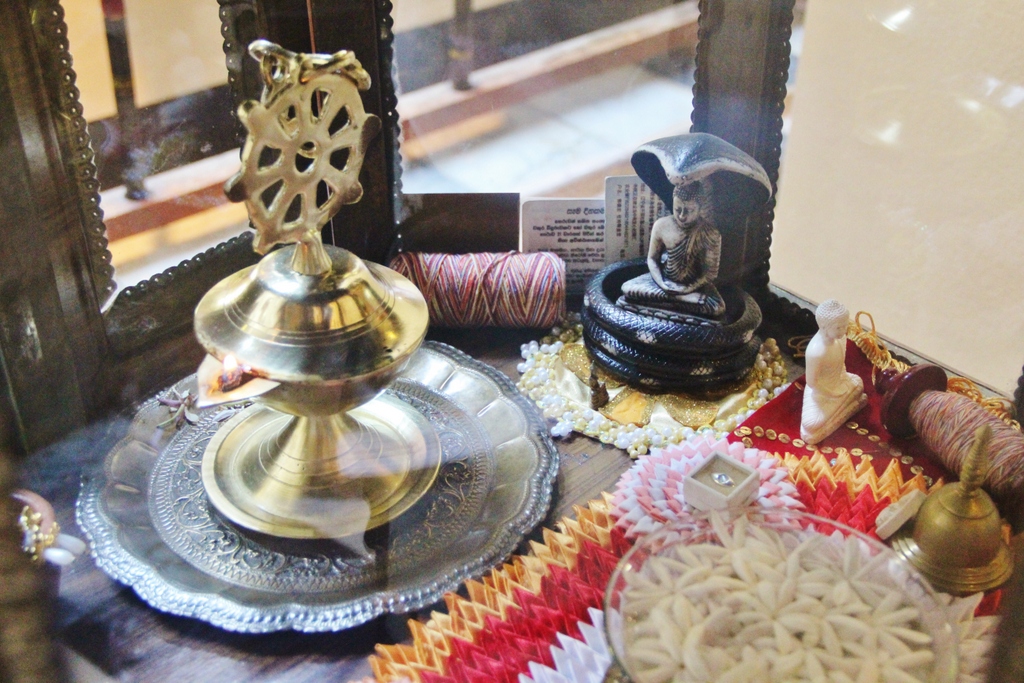 offrande-temple-dent-esala-perahera-kandy-sri-lanka