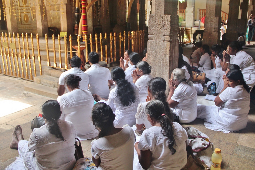 priere-temple-dent-kandy-sri-lanka