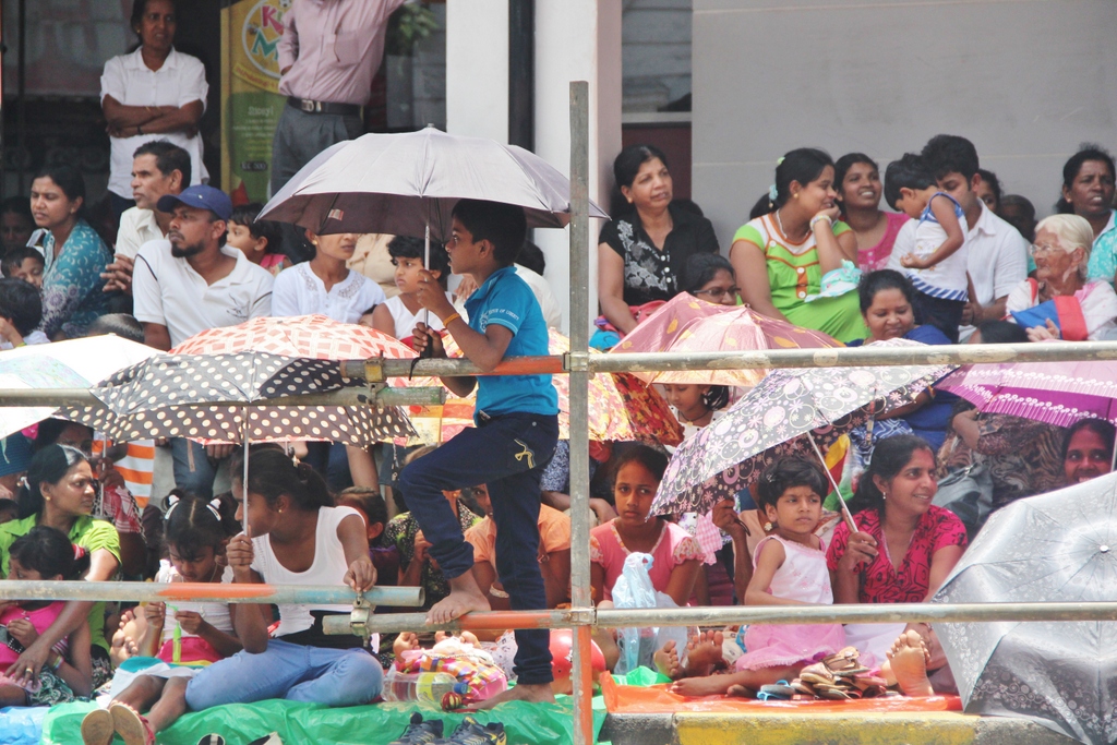 spectateurs-esala-perahera-kandy-sri-lanka