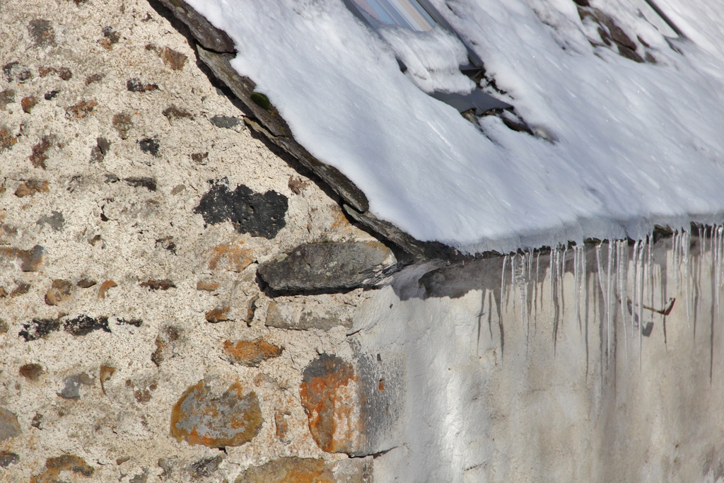 stalagtites-neige-orcival-auvergne