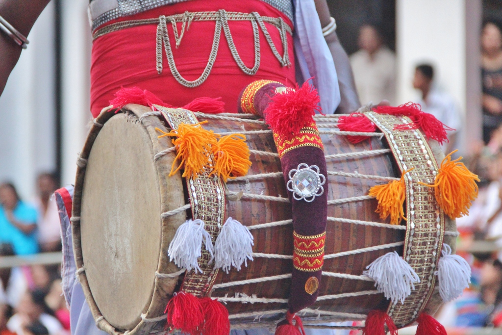 tambour-esala-perahera-kandy-sri-lanka