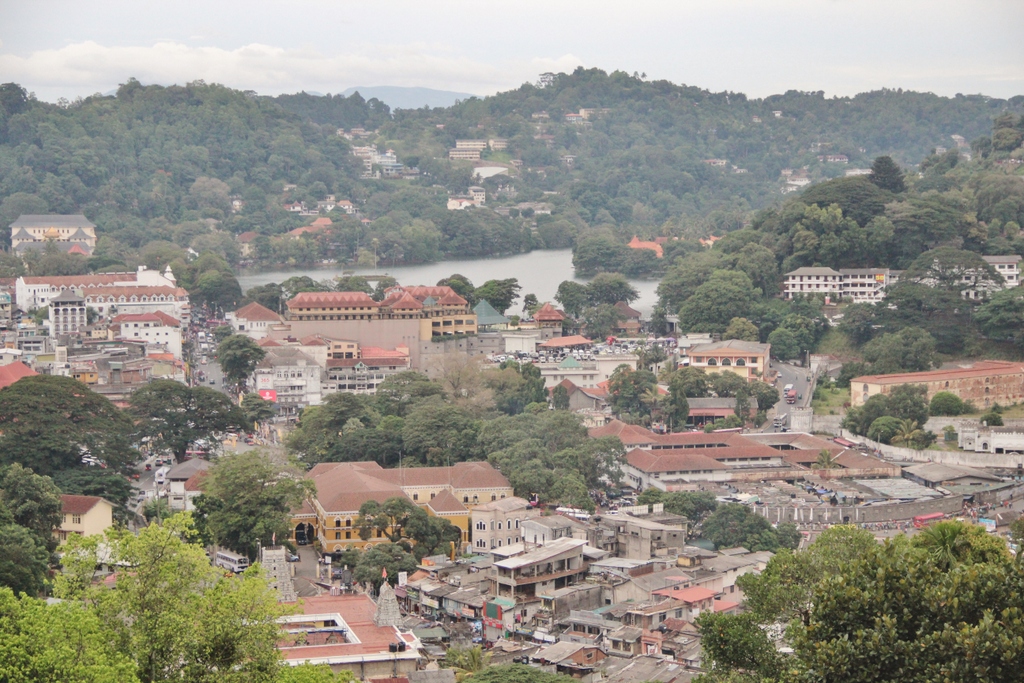 vue-lac-kandy-sri-lanka