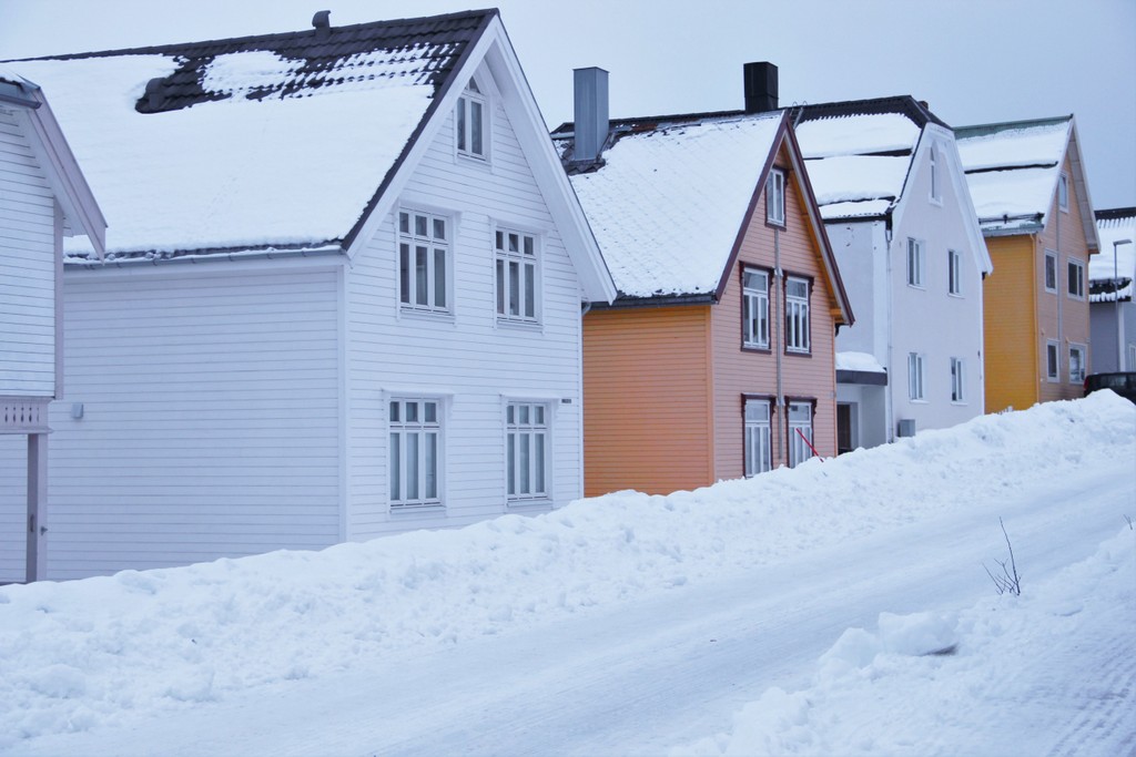 maisons-jaune-blanche-tromso-norvege