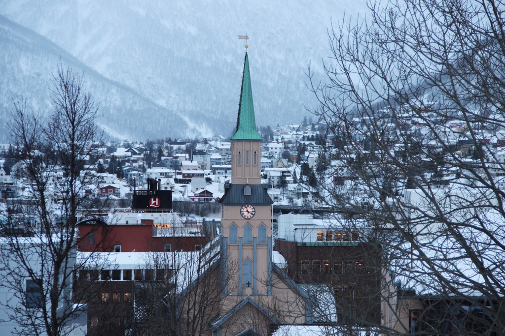 vue-clocher-ville-tromso-norvege