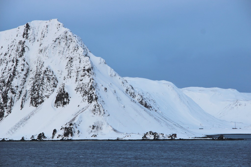 fjord-neige-montagne-hurtigruten