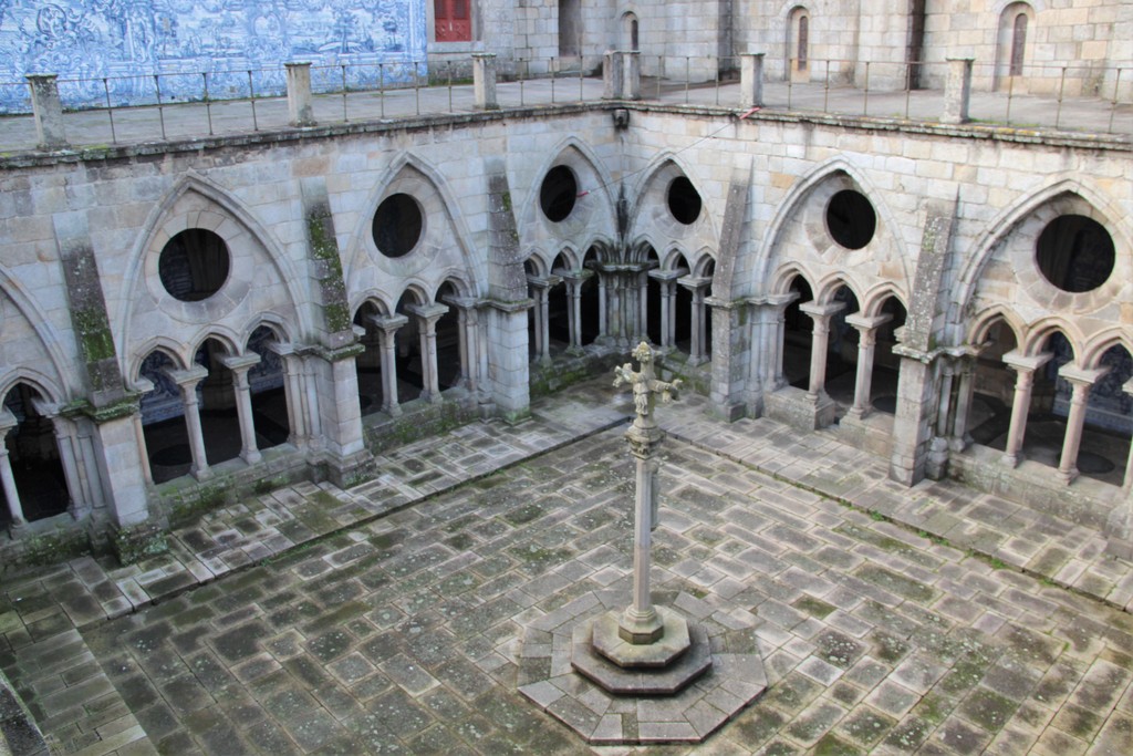 cloitre-azulejos-cathedrale-se-porto-mylittleroad