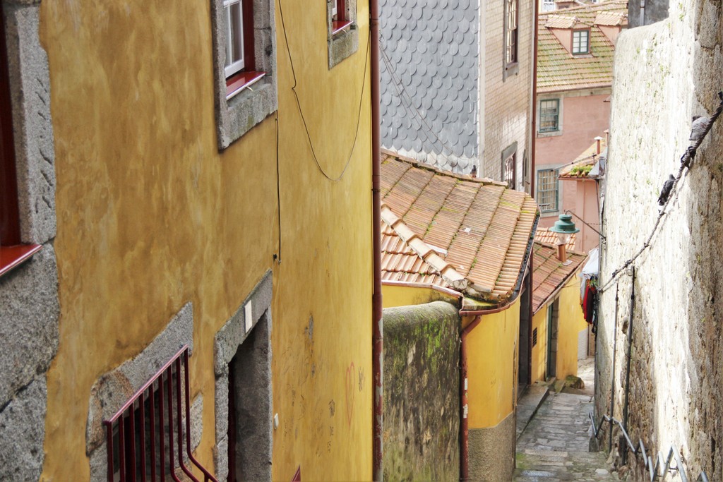 escalier-facades-jaune-porto-mylittleroad