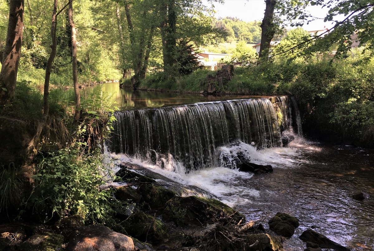 cascade eau ruisseau Sauxillanges Auvergne