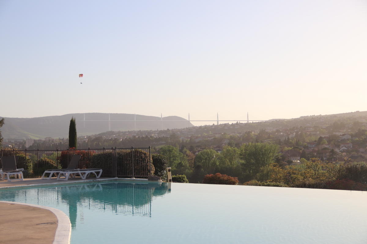 piscine à débordement du domaine Saint-Estève à Millau 