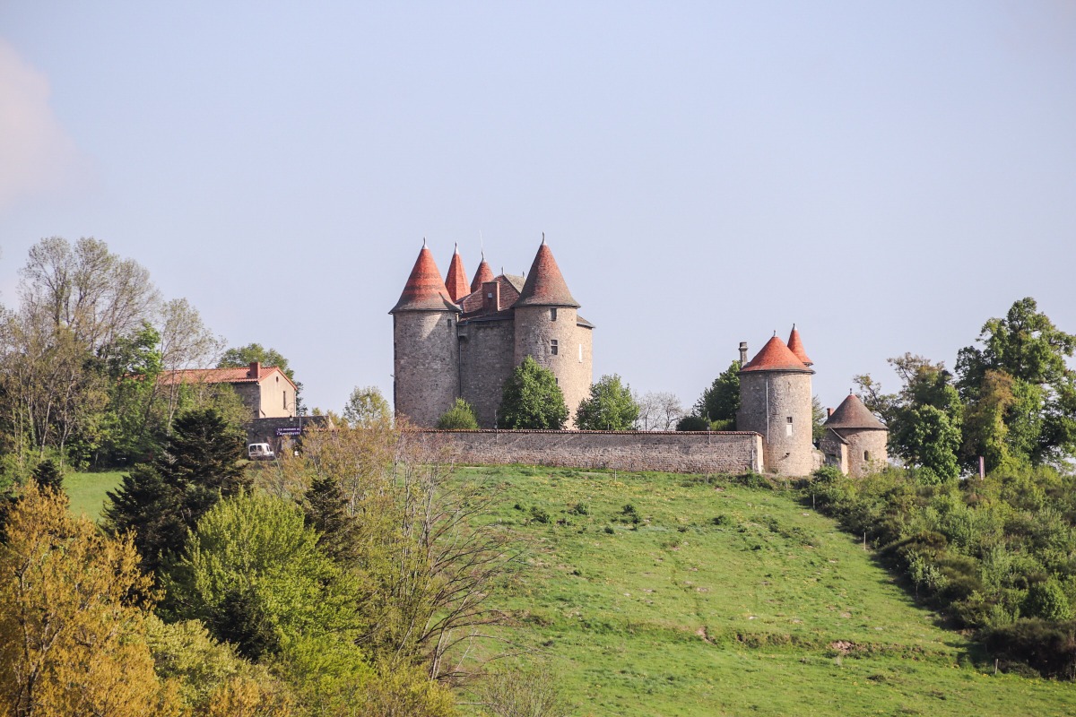 vue loin tour chateau Monfort Auvergne